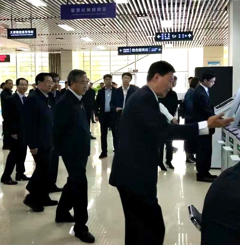 胡春华副总理考察郑州人社 xrk.tw向日葵视频官方下载智慧大厅自助服务系统受到关注